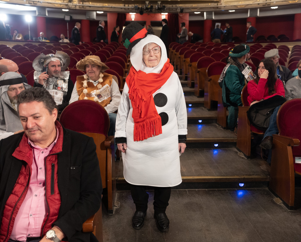 Muchas de las personas que acuden al Teatro Real acuden disfrazadas.