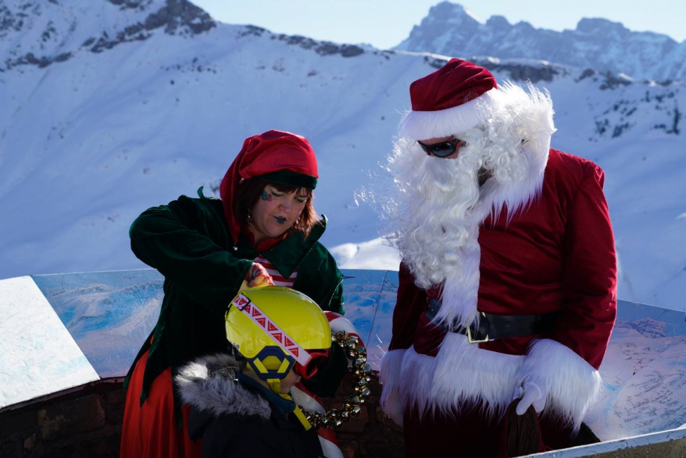 Esta mañana Papá Noel ha visitado las estaciones de Cerler y Formigal, en su viaje alrededor del mundo.