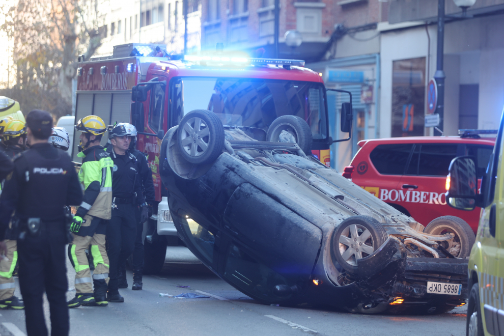 Accidente en la calle Zaragoza: vuelca tras chocar con un macetero y lo arrastra 73 metros