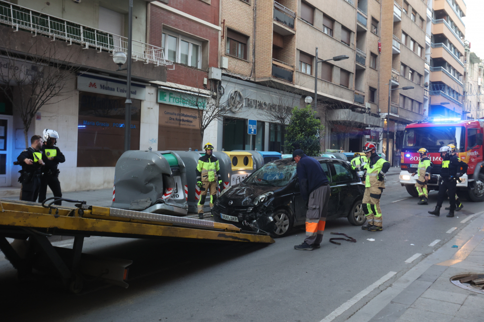 Accidente en la calle Zaragoza: vuelca tras chocar con un macetero y lo arrastra 73 metros