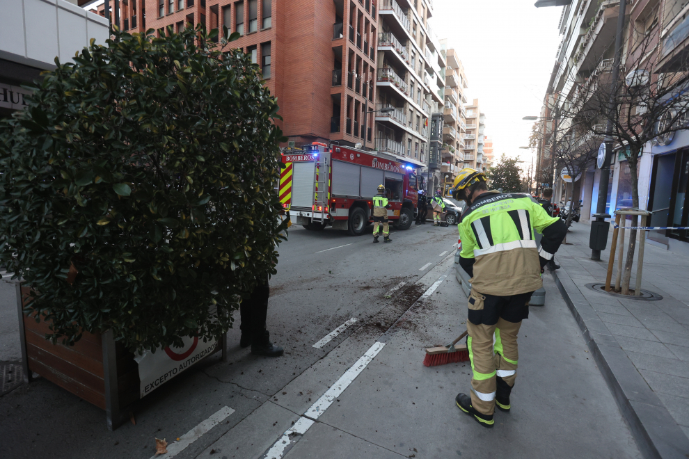 Un vehículo vuela en la calle Zaragoza tras chocar con un macetero