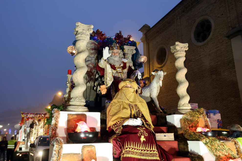 Numerosos niños y mayores han acudido a recibir a Sus Majestades de Oriente en la capital oscense