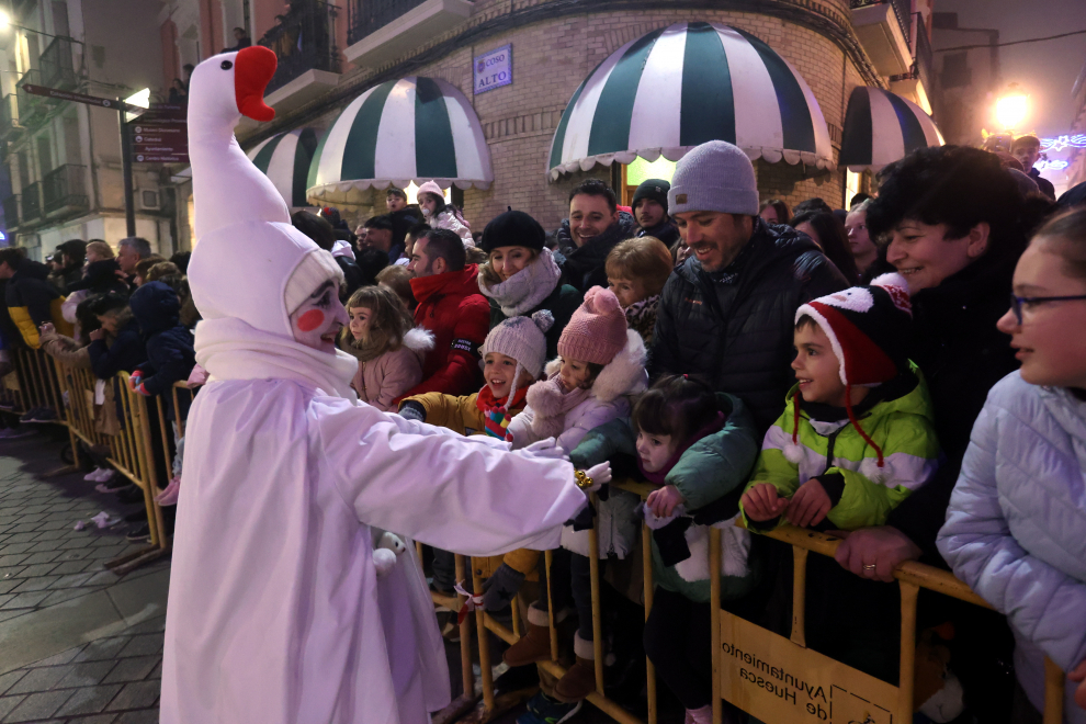 Numerosos niños y mayores han acudido a recibir a Sus Majestades de Oriente en la capital oscense.