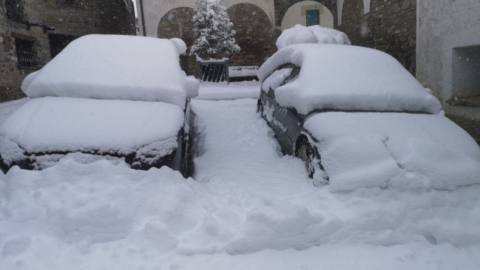 En las localidades de la Jacetania también se han acumulado varios centímetros de nieve.