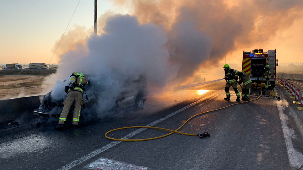 La rápida intervención de los bomberos ha evitado que se produjeran más daños.