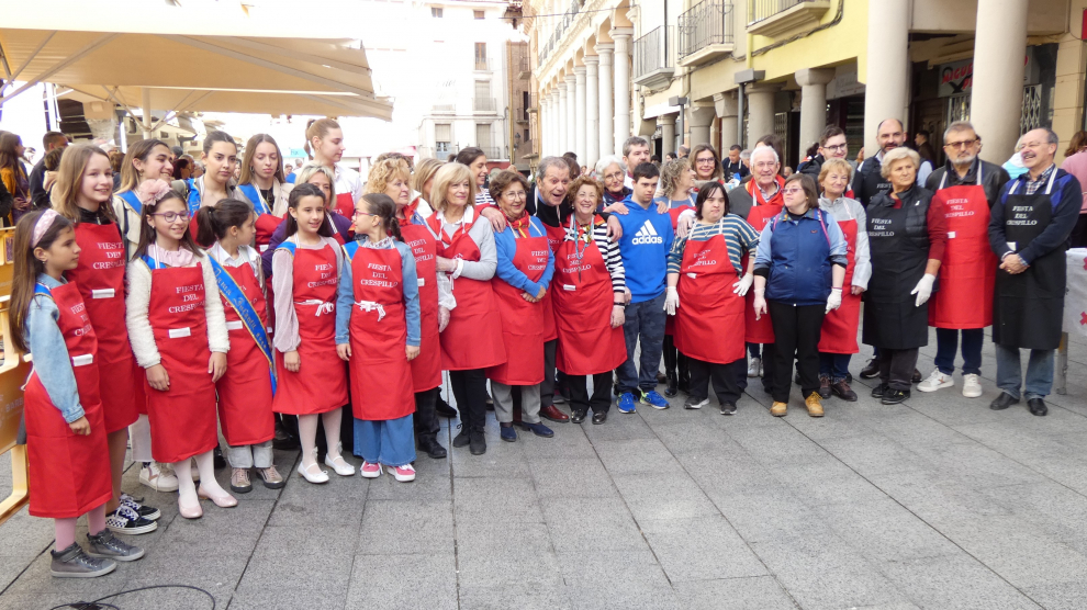 Unos 16.000 crespillos se han condimentado este domingo en la Plaza del Mercado de Barbastro para su degustación posterior.