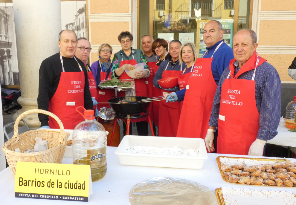 Unos 16.000 crespillos se han condimentado este domingo en la Plaza del Mercado de Barbastro para su degustación posterior.