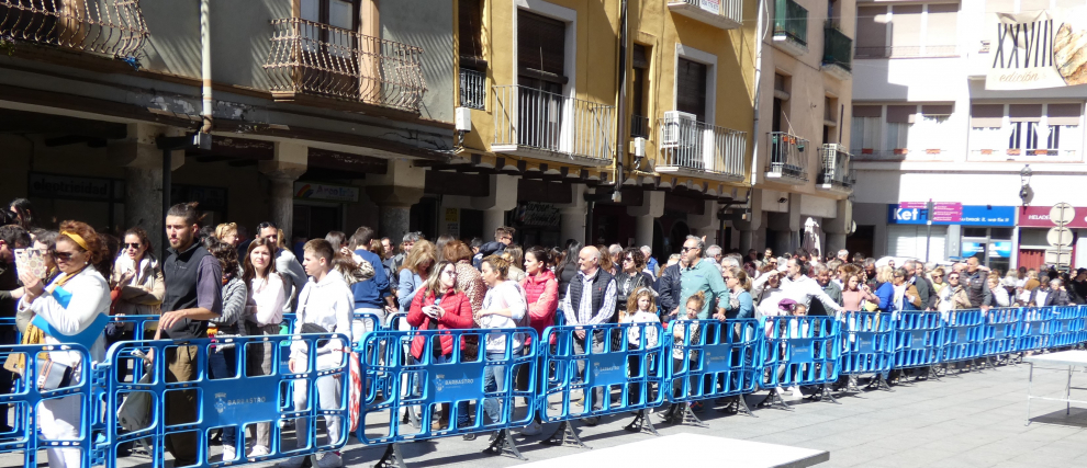 Unos 16.000 crespillos se han condimentado este domingo en la Plaza del Mercado de Barbastro para su degustación posterior.