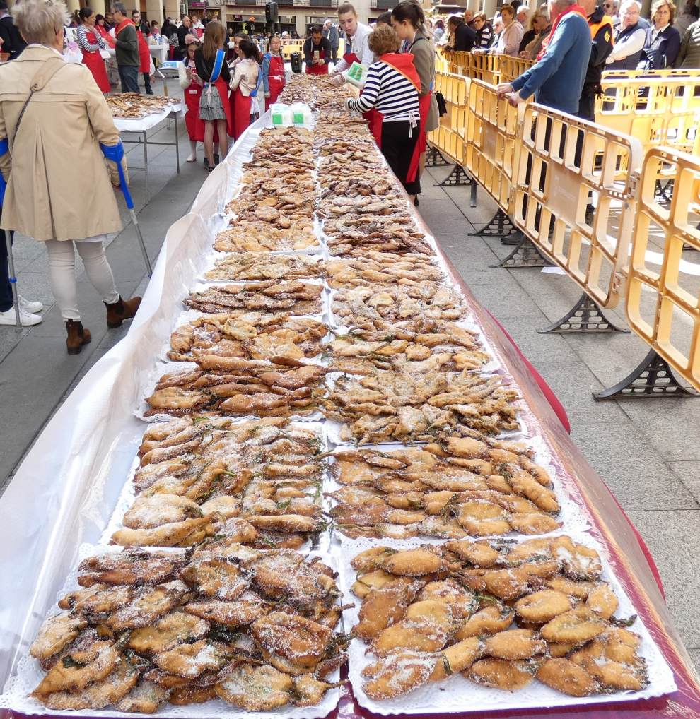 Unos 16.000 crespillos se han condimentado este domingo en la Plaza del Mercado de Barbastro para su degustación posterior.