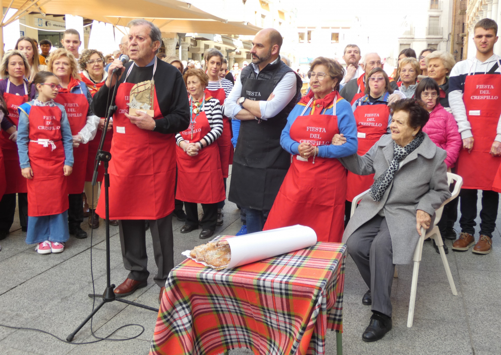 Unos 16.000 crespillos se han condimentado este domingo en la Plaza del Mercado de Barbastro para su degustación posterior.