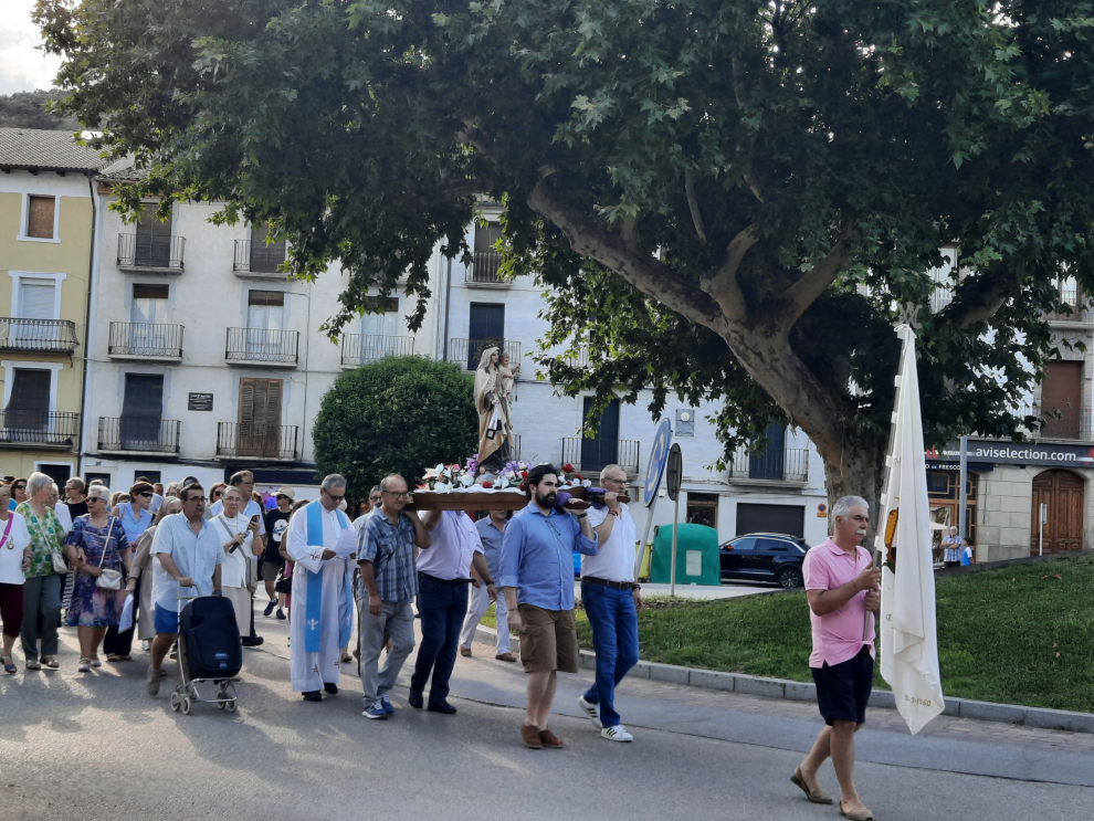 En una localidad rodeada por dos ríos, los vecinos han festejado de forma vistosa a la patrona de los marineros.