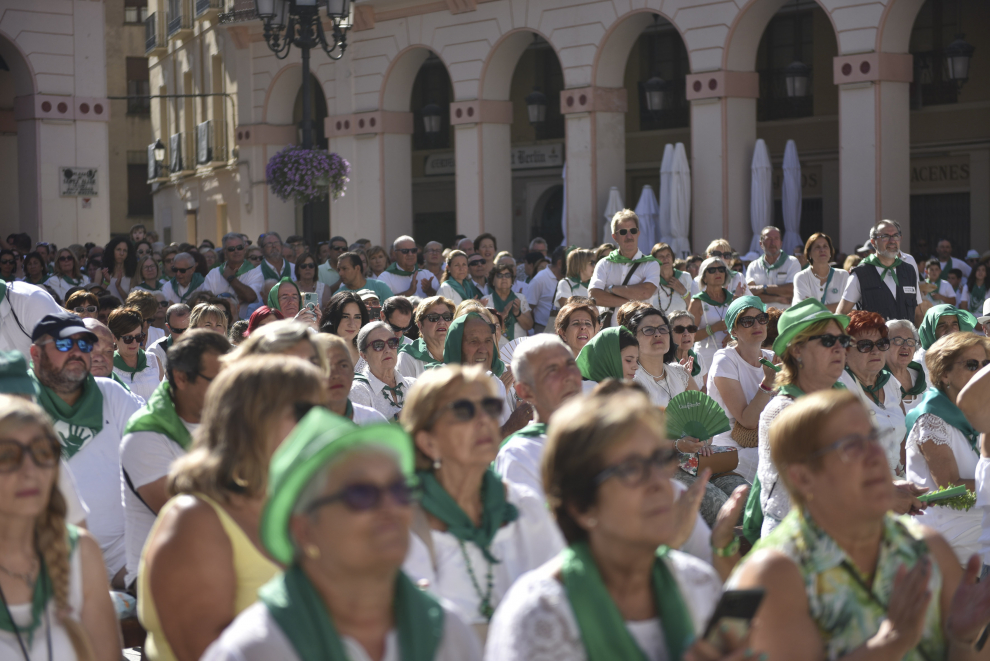 Una emocionada Rosa Casals ha recibido el homenaje de los comerciantes en una abarrotada plaza López Allué