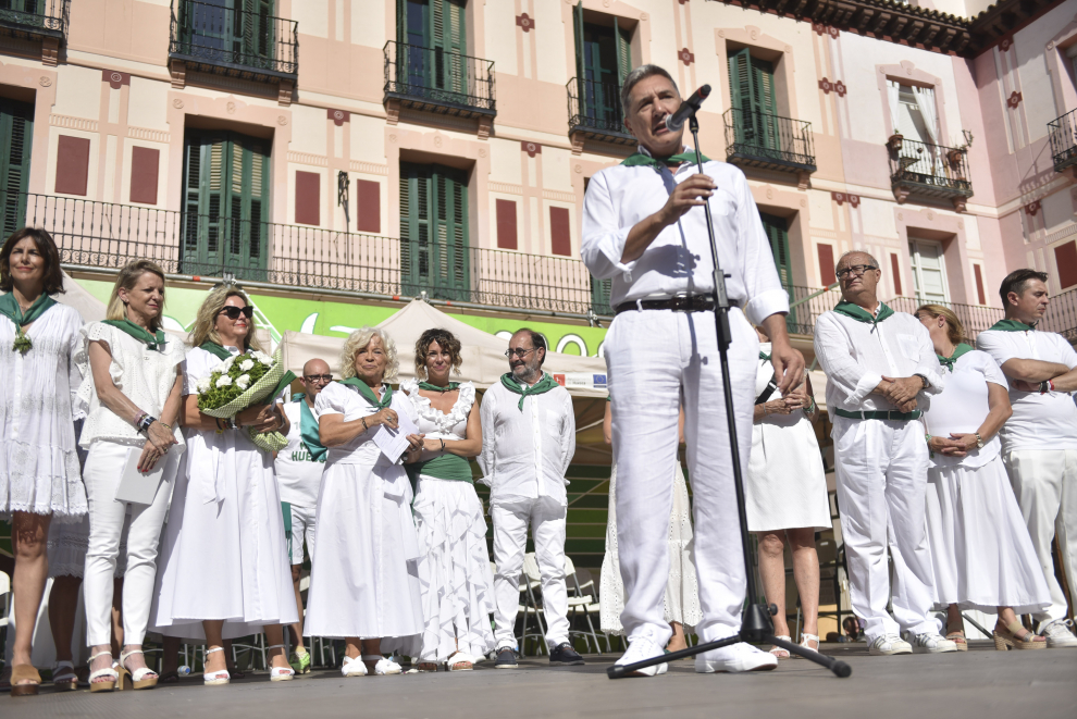 Una emocionada Rosa Casals ha recibido el homenaje de los comerciantes en una abarrotada plaza López Allué