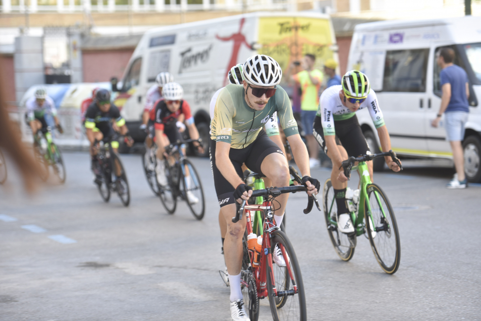 Los ciclistas han realizado treinta y cinco vueltas para completar 85 kilómetros por el circuito.