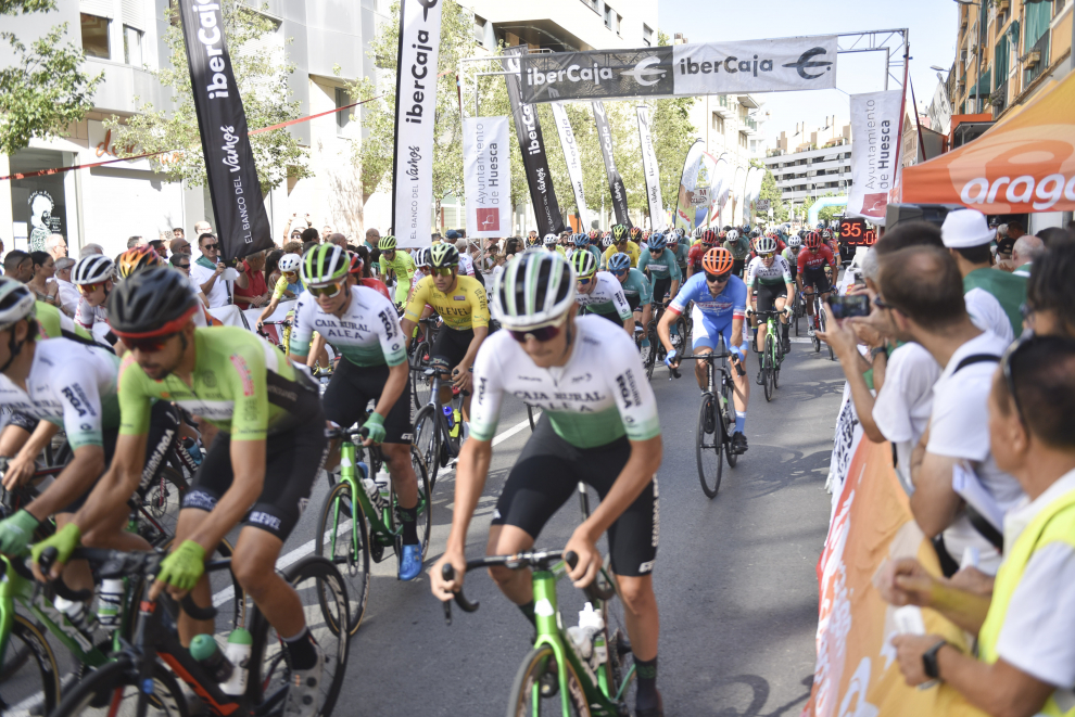 Los ciclistas han realizado treinta y cinco vueltas para completar 85 kilómetros por el circuito.