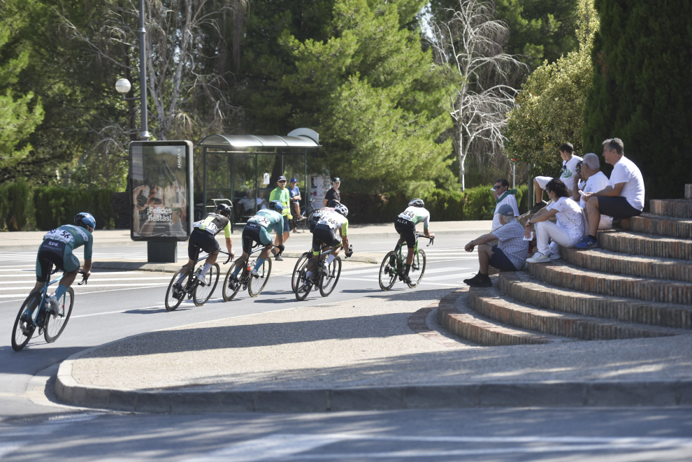 Los ciclistas han realizado treinta y cinco vueltas para completar 85 kilómetros por el circuito.