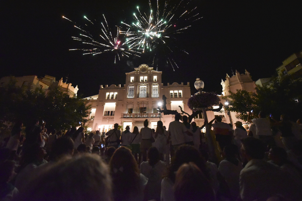 Un estallido de luz y color ha teñido en la noche de este martes, 15 de agosto, el cielo de Huesca para despedir las Fiestas de San Lorenzo 2023. La Pirotecnia Oscense ha ofrecido una traca espectacular que ha contado con más de 2.000 disparos que han formado diferentes figuras sobre el Casino y el entorno de la plaza de Navarra de la ciudad.