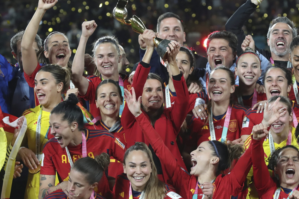 Las jugadoras de la selección española de fútbol femenino celebran su victoria tras ganar la Final del Mundial femenino.