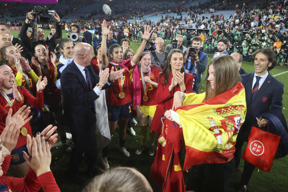 Las jugadoras de la selección española de fútbol femenino celebran su victoria tras ganar la Final del Mundial femenino.