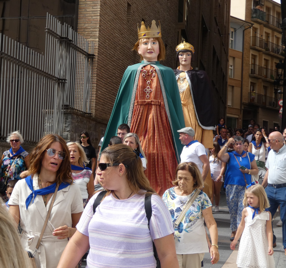 La Reina Germana de Foix y la bruja María se suman a la tradición “gigantesca” de la ciudad.