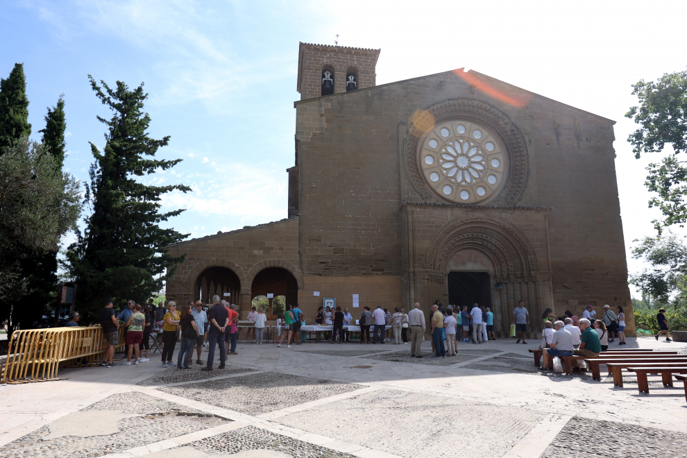 Se ha celebrado la Santa Misa y a continuación ha habido reparto de torta y las jotas del grupo Elenco Aragonés.