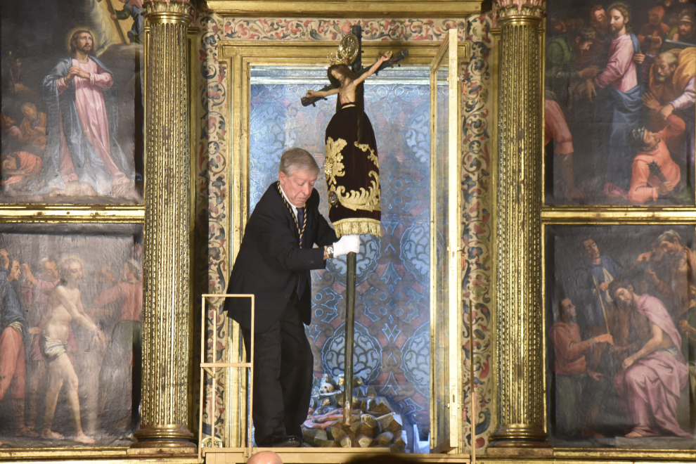 Día grande de la festividad del Santo Cristo de los Milagros con el que termina la Novena. La jornada ha comenzado a las 7:45 horas con la Recepción de peregrinos en la plaza de la Universidad, desde donde se les ha acompañado en procesión hasta la Catedral, donde se ha trasladado al Santo al altar mayor y se ha celebrado la eucaristía, presidida por el obispo de Huesca, Julián Ruiz Martorell.
