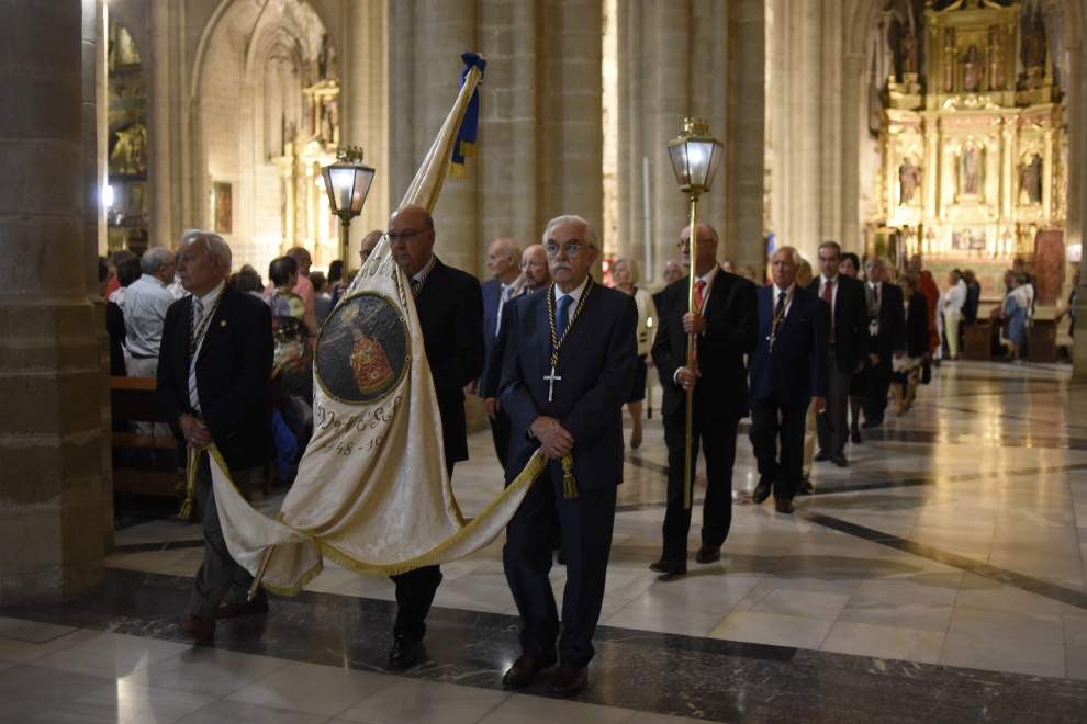 Día grande de la festividad del Santo Cristo de los Milagros con el que termina la Novena. La jornada ha comenzado a las 7:45 horas con la Recepción de peregrinos en la plaza de la Universidad, desde donde se les ha acompañado en procesión hasta la Catedral, donde se ha trasladado al Santo al altar mayor y se ha celebrado la eucaristía, presidida por el obispo de Huesca, Julián Ruiz Martorell.