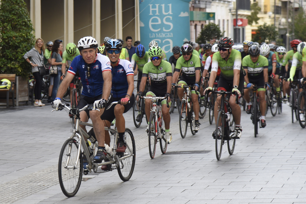Carrera ciclista por la movilidad y lectura del manifiesto en Huesca por 17 9 23 Foto Javier Navarro_2[[[DDA FOTOGRAFOS]]]