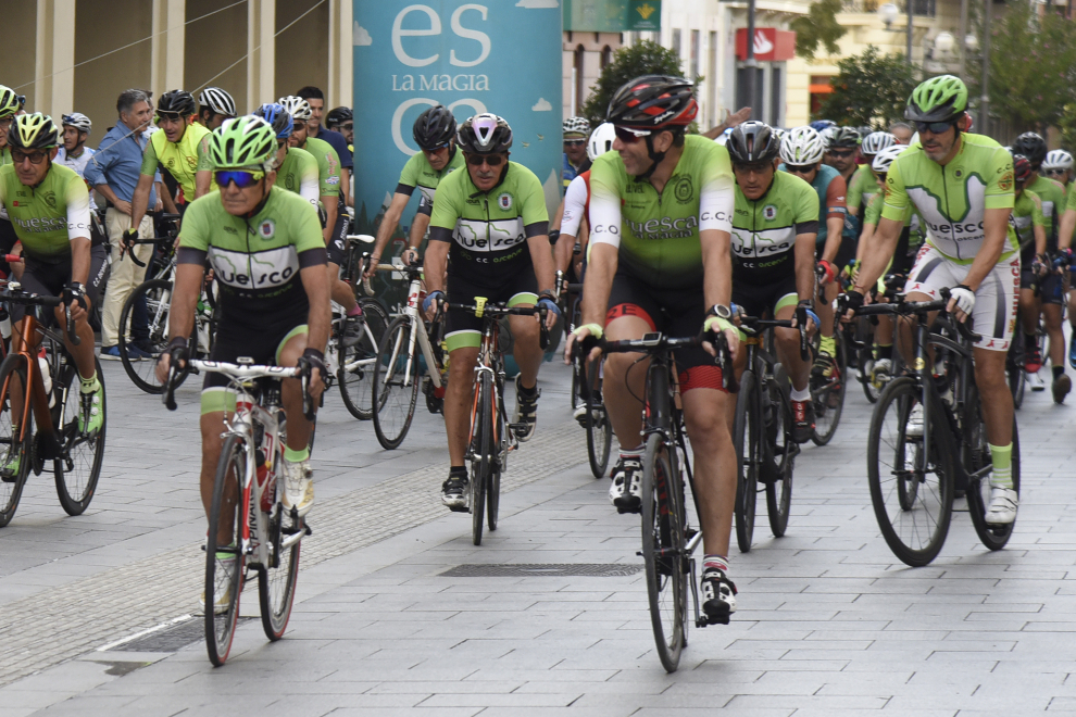 Carrera ciclista por la movilidad y lectura del manifiesto en Huesca por 17 9 23 Foto Javier Navarro[[[DDA FOTOGRAFOS]]]