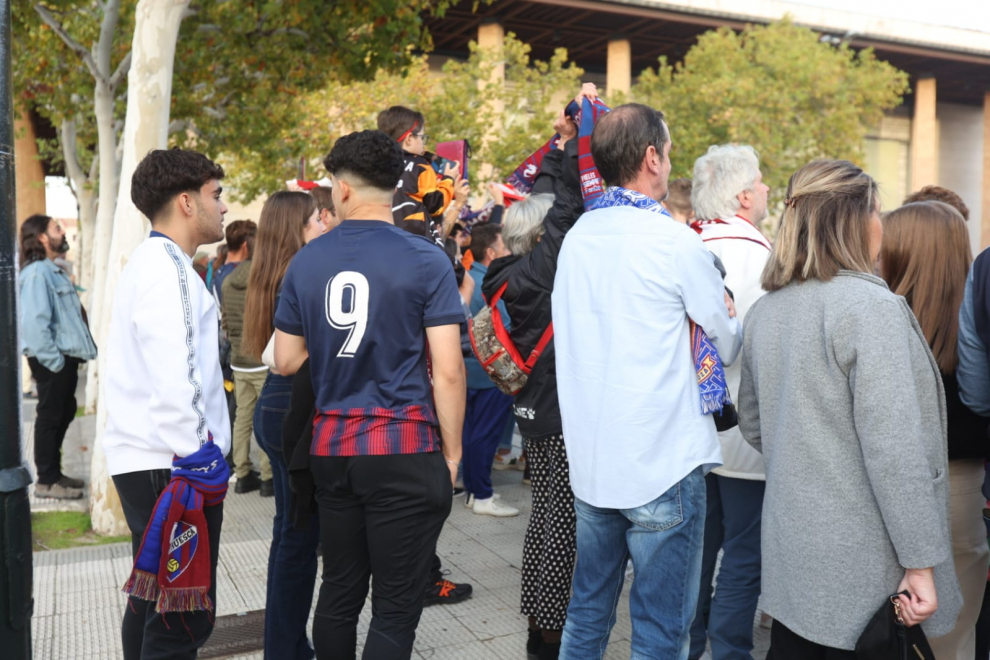 Aficionados del Huesca se han concentrado antes del derbi en los alrededores de La Romarera.