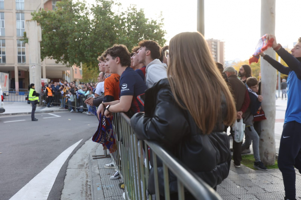 Aficionados del Huesca se han concentrado antes del derbi en los alrededores de La Romarera.