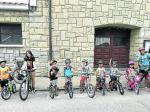 Un grupo de niños junto a sus monitoras, se disponen a salir a andar en bicicleta.