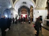 Laprocesión del Farolé se traslada al interior de la iglesia de San Miguel.