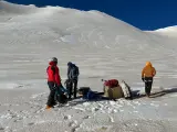 Investigadores del IPE en el glaciar de Ossoue (en el Vignemale), teñido de marrón, hace unos días.