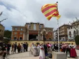 La corporación municipal de Barbastro celebra en la plaza Aragón un homenaje a la bandera.