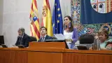 La presidenta de las Cortes de Aragón, Marta Fernández, da lectura a la declaración institucional de apoyo a la candidatura de la ciudad de Huesca para ser subsede del Campeonato Mundial de Fútbol 2030
