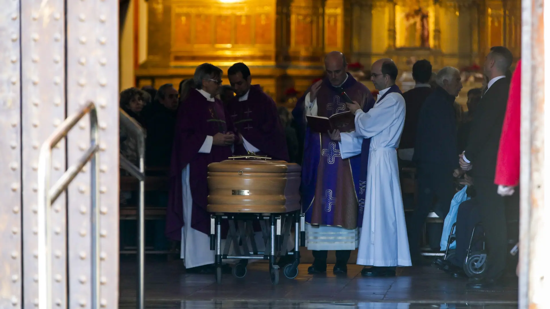 La política, la empresa y el deporte despiden en Zaragoza a Alierta, con  condolencias de los Reyes y el Papa