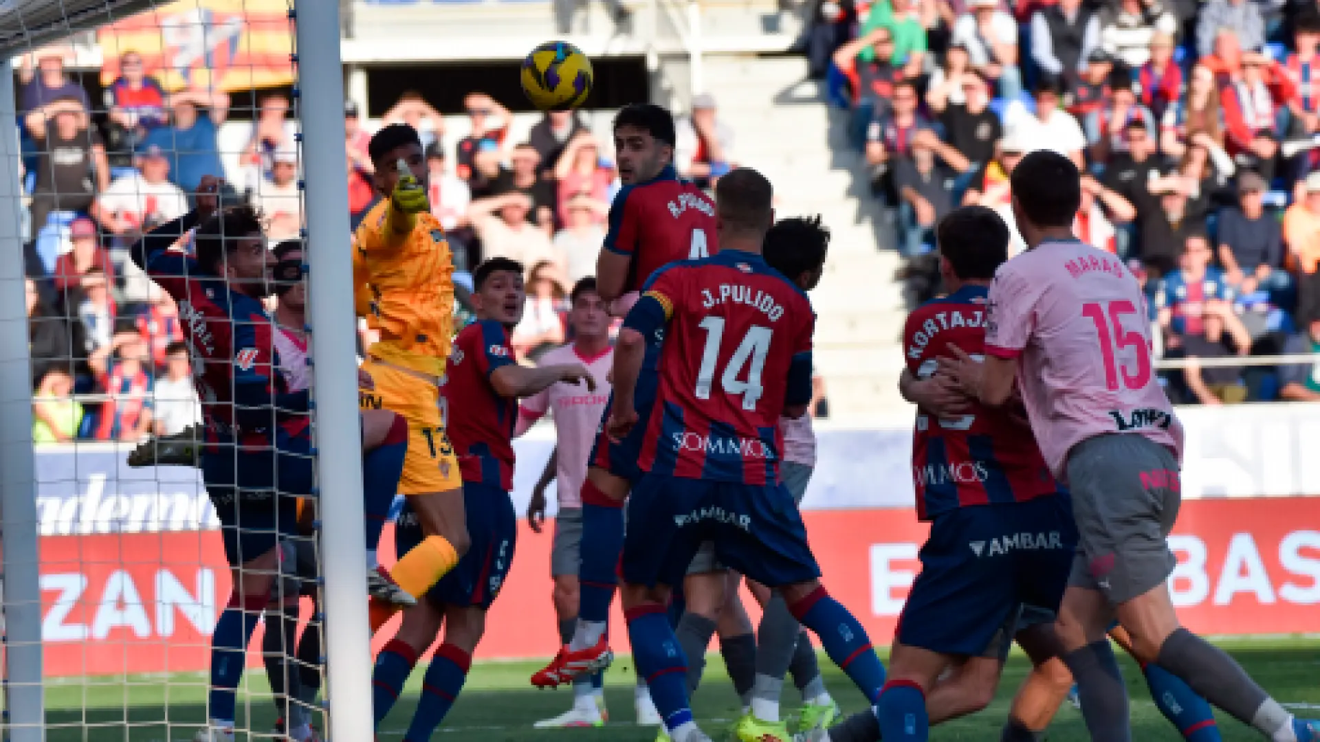 La euforia en El Alcoraz: SD Huesca avanza con fuerza en la Liga