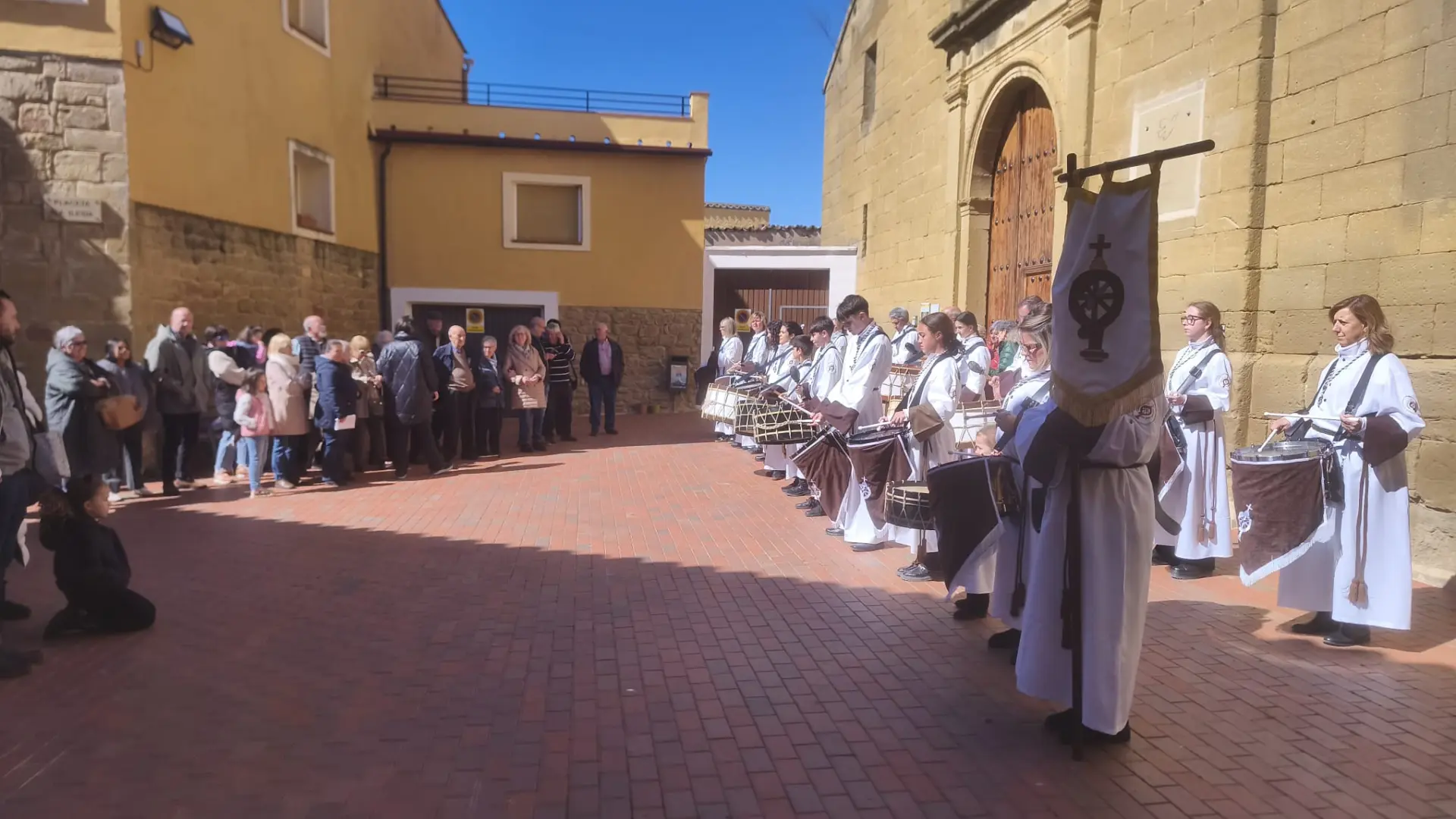 La tamborrada de Semana Santa llena de emoción las calles de Biscarrués