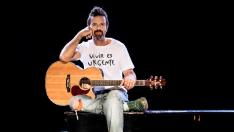 Pau Donés con su camiseta solidaria con el lema “Vivir es Urgente”