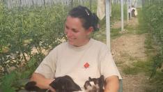 Elena Vasileva, con los gatos en su invernadero.