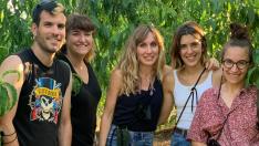 Anna Aguilà (centro), Raquel Ibort (derecha) y el resto del equipo de vestuario.