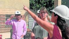 La CEO Mari Carmen Espías, con los planos, habla con una técnica.