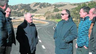 Representantes de la DPH y alcaldes de la zona visitaron ayer la nueva carretera.