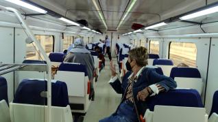 Usuarios en el nuevo tren de Canfranc, este jueves a su llegada a la estación de Huesca.