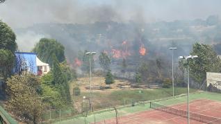 Un incendio en Barbastro obliga a desalojar casetas y corta la carretera a Gregenzán