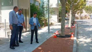 El alcalde de Huesca, Luis Felipe, y el concejal de Servicios Generales, Roberto Cacho, han visitado la calle.