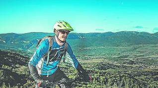 Nacho Orús, con una bicicleta de montaña eléctrica disfruta de una de las sendas del entorno adaptada para esta práctica.