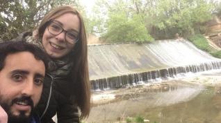 Carlos Abadías y Clara Sanvicente, en el azud del río Flumen a su paso por Barbués.