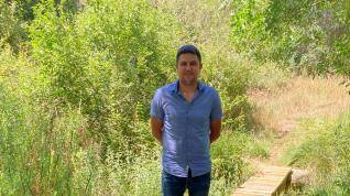 Antonio Biescas en La Fontaneta, un espacio natural de Ayerbe que se está mejorando para disfrute de vecinos y visitantes.